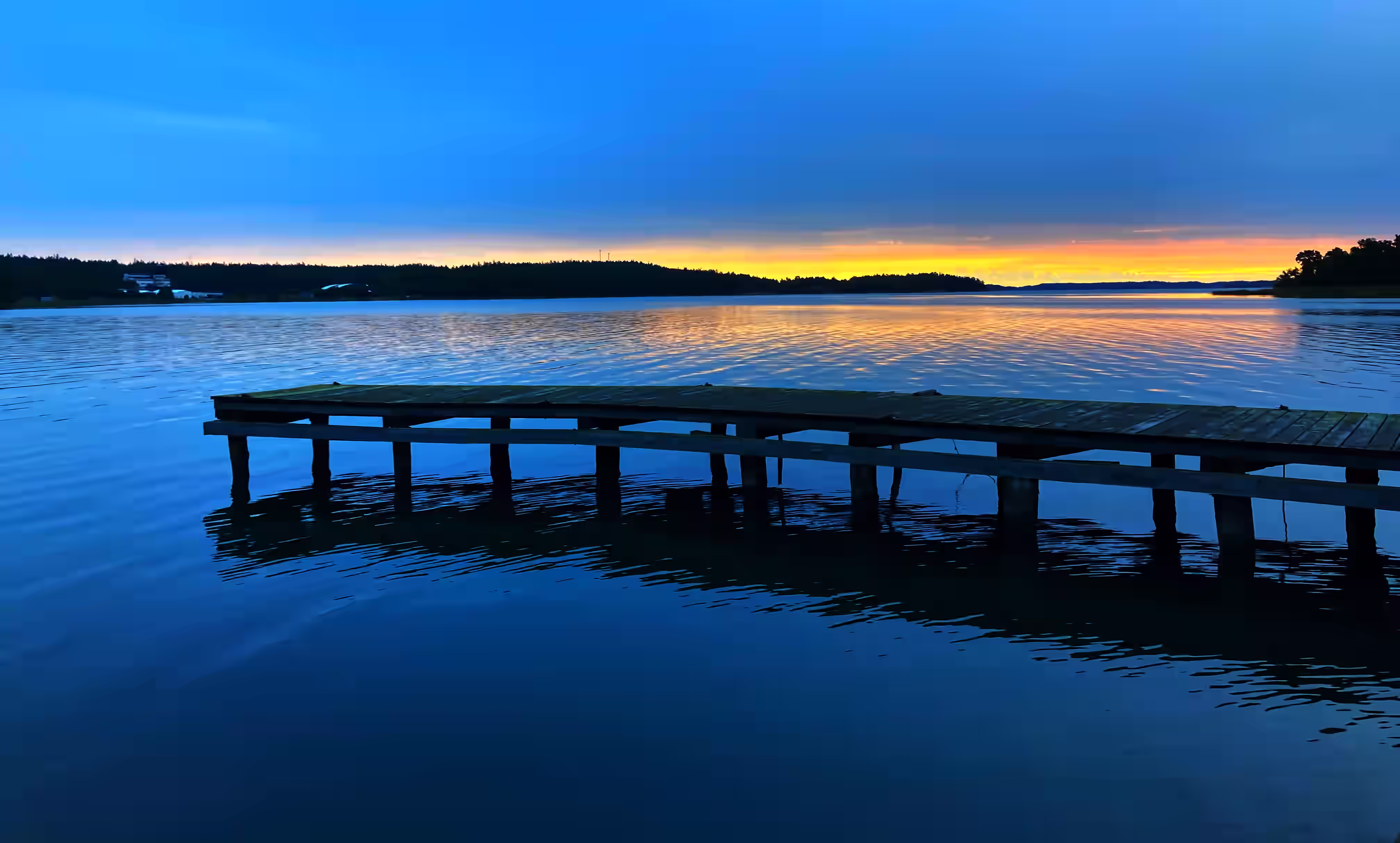 Dark horizon with a pier